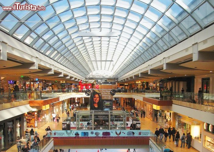 Immagine La volta in vetro e acciaio del centro commerciale Houston Galleria si è ispirata direttamente a quella della Galleria Vittorio Emanuele II a Milano - © Postoak - CC BY-SA 3.0 - Wikimedia Commons.