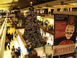 Il grande albero di Natale che viene eretto ogni anno sopra la pista di pattinanggio della Houston Galleria - ©  Wikimedia Commons.