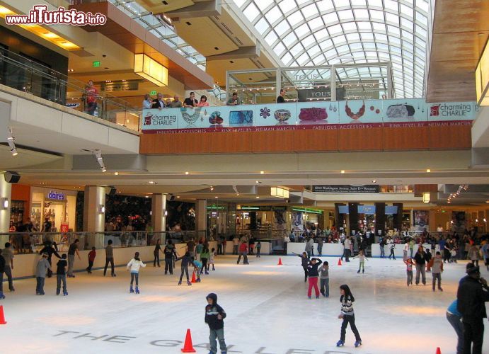 Immagine Una pista di pattinaggio di 1900 metri quadrati si trova al piano inferiore del Galleria Mall di Houston - © Postoak - CC BY-SA 3.0 - Wikimedia Commons.