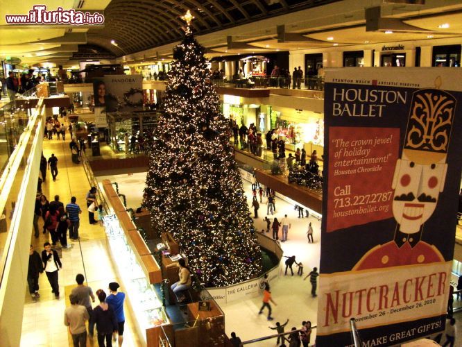 Immagine Il grande albero di Natale che viene eretto ogni anno sopra la pista di pattinanggio della Houston Galleria - ©  Wikimedia Commons.