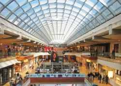La volta in vetro e acciaio del centro commerciale Houston Galleria si è ispirata direttamente a quella della Galleria Vittorio Emanuele II a Milano - © Postoak - CC BY-SA ...