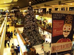 Il grande albero di Natale che viene eretto ogni anno sopra la pista di pattinanggio della Houston Galleria - ©  Wikimedia Commons.