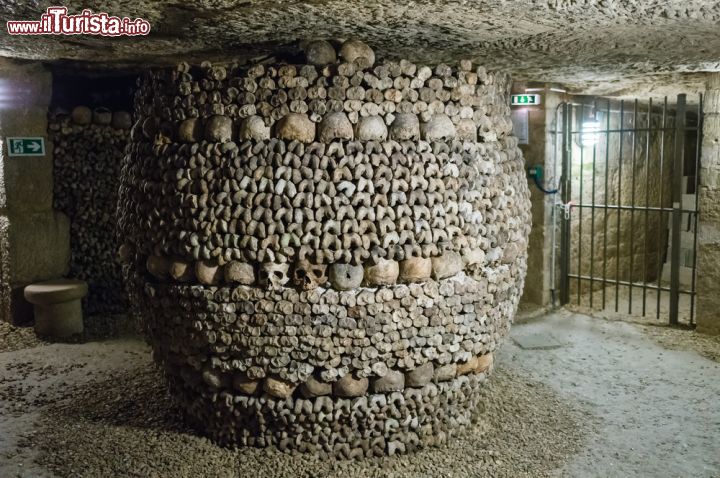 Immagine Una particolare colonna alle Catacambe di Parigi, "abbellita" con rivestimenti di ossa e teschi accatastati in modo ordinato - © HUANG Zheng / Shutterstock.com