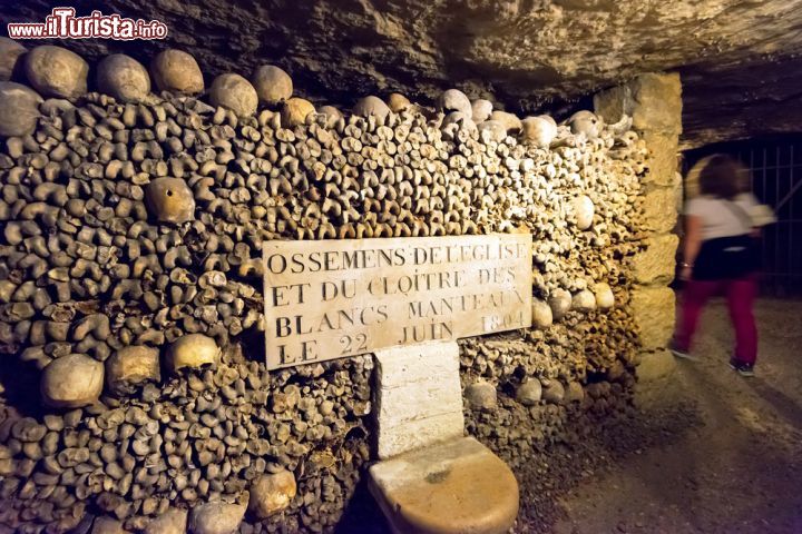 Immagine Le ossa ed i teschi della chiesa e del chiostro "Notre dame des Blancs Manteaux" in centro a Parigi, e che furono portate alle catacombe nel 1804 - © Viacheslav Lopatin / Shutterstock.com