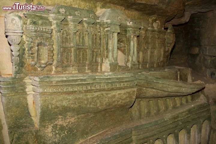 Immagine Particolare di una scultura ricavata dalle rocce all'interno delle Catacombe di Parigi- © Gail Palethorpe / Shutterstock.com