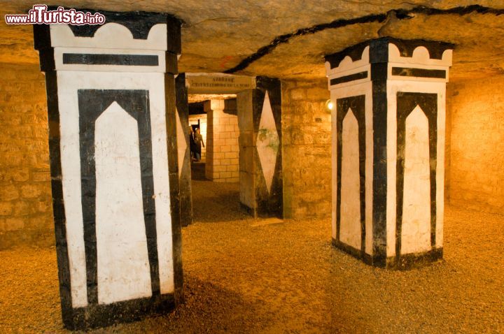Immagine Le Catacombe di Parigi si trovano a sud del centro della capitale francese, nei pressi di Montparnasse. La visita permette di scoprire un lato insolito della città, anche se piuttosto macabro - © Stefano Ember / Shutterstock.com