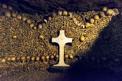 Il fascino macabro della visita alle Catacombe di Parigi - © Viacheslav Lopatin / Shutterstock.com