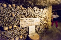 Le ossa ed i teschi della chiesa e del chiostro "Notre dame des Blancs Manteaux" in centro a Parigi, e che furono portate alle catacombe nel 1804 - © Viacheslav Lopatin / Shutterstock.com ...