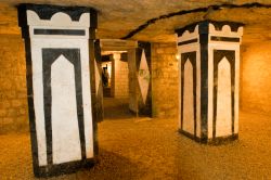 Le Catacombe di Parigi si trovano a sud del centro della capitale francese, nei pressi di Montparnasse. La visita permette di scoprire un lato insolito della città, anche se piuttosto ...