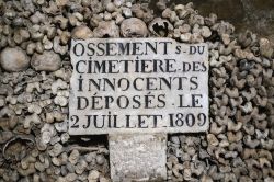 Un cartello segnala che state ammirando le ossa del Cimitero degli Innocenti, che furono collocate qui, nelle Catacombe di Parigi, il 2 luglio del 1809 - © HUANG Zheng / Shutterstock.com ...