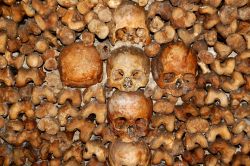 Una croce di teschi dentro alle Catacombe di ...