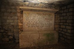 Una targa annuncia l'ingresso nelle Catacombe di Parigi. Questi corridoi ricchi di ossa e teschi sono stati utilizzati in diverde produzioni cinematografiche "horror" ma sono state ...