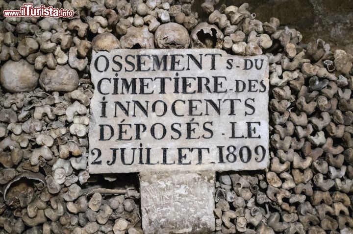 Immagine Un cartello segnala che state ammirando le ossa del Cimitero degli Innocenti, che furono collocate qui, nelle Catacombe di Parigi, il 2 luglio del 1809 - © HUANG Zheng / Shutterstock.com