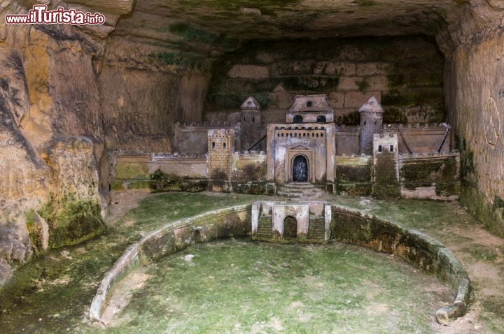 Immagine Sono oltre 300 i km di cunicoli delle Catacombe di Parigi, ma solo una piccola parte di esse è visitabile. In fotografia una ricostruzione di un castello, scolpito nella roccia - © HUANG Zheng / Shutterstock.com