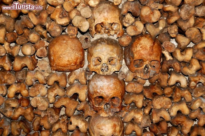 Immagine Una croce di teschi dentro alle Catacombe di Parigi - © observe.co / Shutterstock.com