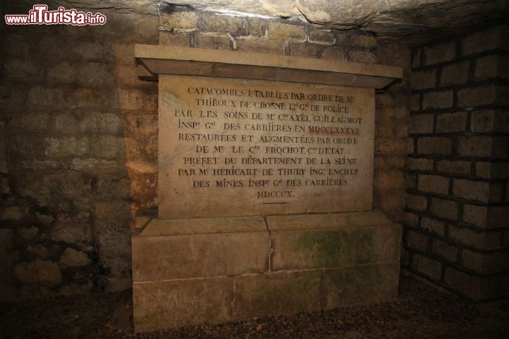 Immagine Una targa annuncia l'ingresso nelle Catacombe di Parigi. Questi corridoi ricchi di ossa e teschi sono stati utilizzati in diverde produzioni cinematografiche "horror" ma sono state citate nel libro Les Miserable diVictor Hugo - © Gail Palethorpe / Shutterstock.com