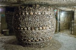 Una particolare colonna alle Catacambe di Parigi, "abbellita" con rivestimenti di ossa e teschi accatastati in modo ordinato - © HUANG Zheng / Shutterstock.com