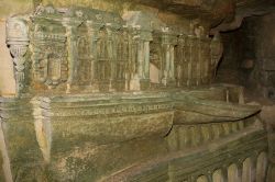 Particolare di una scultura ricavata dalle rocce all'interno delle Catacombe di Parigi- © Gail Palethorpe / Shutterstock.com 