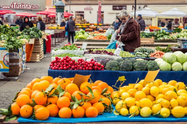 Immagine Uno spettacolo di colori in centro a Zagabria: è il mercato ortofrutticolo del Dolac, che si svolge ogni giorno nella piazza vicino alla cattedrale cittadina - © paul prescott / Shutterstock.com