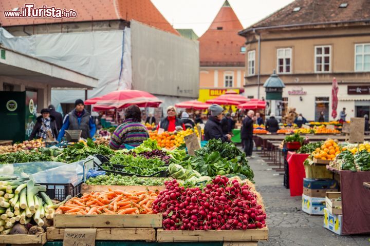 Immagine Il mercato ortofrutticolo a Zagabria si svolge ogni giorno della settimana in piazza Ban Jelacic: si parte all'alba, alle 6 e si chiude alle 14, mentre il sabato l'orario di chiusura è alle 15, alle 12 la domenica - © paul prescott / Shutterstock.com