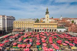Una vista panoramica del mercato ortofrutticolo Dolac, che si svolge nel cuore di Zagabria in Croazia - © paul prescott / Shutterstock.com 