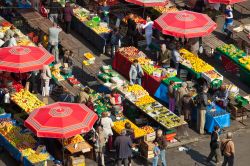 Le bancarelle di frutta e verdura accendono di colore la piazza Ban Jelacic durante il Dolac Market - © paul prescott / Shutterstock.com 