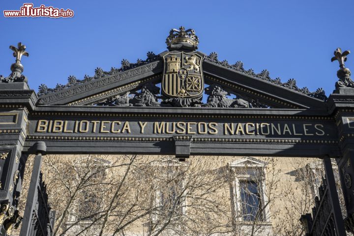 Immagine Il "Palacio de Biblioteca y Museos Nacionales" si trova lungo Paseo de Recoletos, a  Madrid. Si tratta di un edificio neoclassico, risalente al XIX secolo, ripetutatmente restaurato nel corso degli anni - Foto © 244959988 / Shutterstock.com