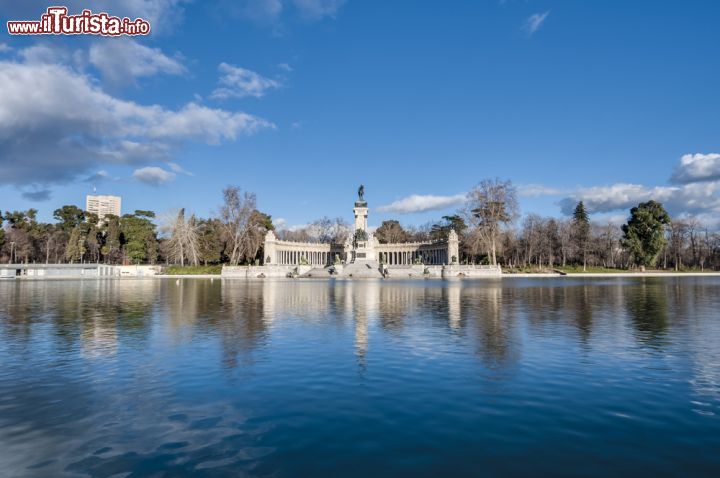 Immagine Il laghetto del Parque del Buen Retiro, a Madrid. Questo è il parco principale della capitale spagnola, generalmente molto affollato sia dai locali che dai turisti - Foto © 177057152 / Shutterstock.com