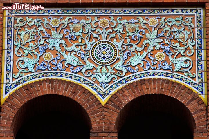 Immagine Architettura neo-moresca sulla grande arena di Plaz de Toros de Las Ventas, la più grande del genere in Spagna - © Bertl123 / Shutterstock.com