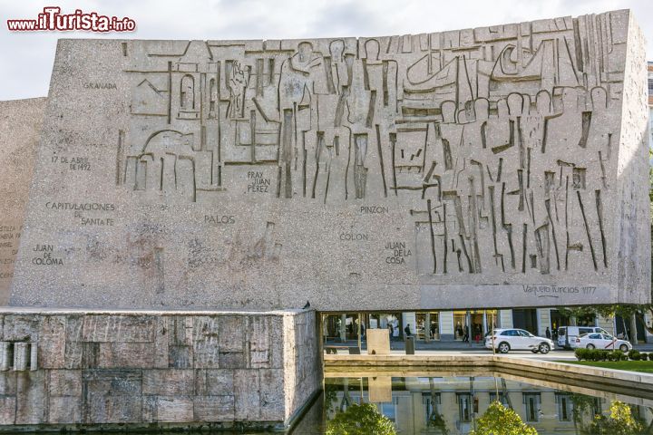 Immagine I Jardines del Duscubrimiento si trovano proprio accanto al monumento a Cristoforo Colombo, in Plaza de Colón, a Madrid. Qui si troivano questi grandi muri di cemento che celebrano le scoperte geografiche spagnole © Foto 183999956 / Shutterstock.com