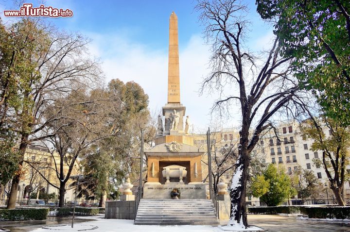 Immagine Il monumento ai caduti per la Spagna si trova in Plaza de la Lealtad, a Madrid, Fino agli anni Ottanta era conosciuto come Obelisco a los Héroes del Dos de Mayo (Obelisco agli Eroi del 2 Maggio) - Foto © 177001376 / Shutterstock.com