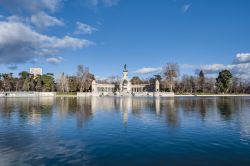 Il laghetto del Parque del Buen Retiro, a Madrid. Questo è il parco principale della capitale spagnola, generalmente molto affollato sia dai locali che dai turisti - Foto © 177057152 ...