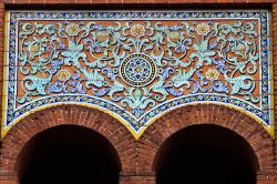 Architettura neo-moresca sulla grande arena di Plaz de Toros de Las Ventas, la più grande del genere in Spagna - © Bertl123 / Shutterstock.com