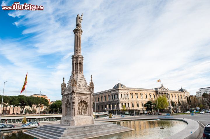 Immagine Il monumento a Cristoforo Clombo domina la piazza a lui dedicata nella capitale spagnola. Siamo infatti a Plaza de Colón, nella zona di Recoletos, Madrid - Foto © 183322562 / Shutterstock.com