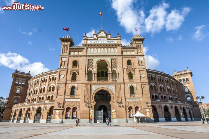 Immagine L'ingresso monumentale della Plaza de Toros de Las Ventas: è una delle arene di tauromachia tra le più importanti di Spagna, e si trova nel distretto di Salamanca - © Anibal Trejo / Shutterstock.com
