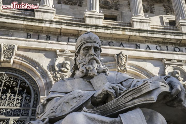 Immagine La statua di San Isidoro de Sevilla posta all'ingresso della Biblioteca Nazionale di Madrid. La staua fu realizzata nel XIX secolo da José Alcoverro y Amorós - Foto © 244959964 / Shutterstock.com