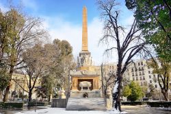 Il monumento ai caduti per la Spagna si trova in Plaza de la Lealtad, a Madrid, Fino agli anni Ottanta era conosciuto come Obelisco a los Héroes del Dos de Mayo (Obelisco agli Eroi del ...