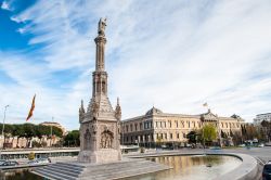 Il monumento a Cristoforo Clombo domina la piazza ...