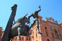 Un'immagine del monumento che si trova proprio di fronte all'ingresso della Plaza de Toros de Las Ventas, a Madrid. Quest'arena è considerata la più importante della ...
