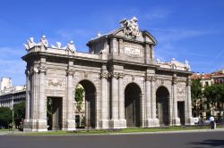 La Puerta de Alcalá di Madrid sorge in Plaza de la Independencia, all'ingresso del Parque del Buen Retiro. L'attuale porta, che sostituisce la precedente del XVI secolo, fu costruita ...