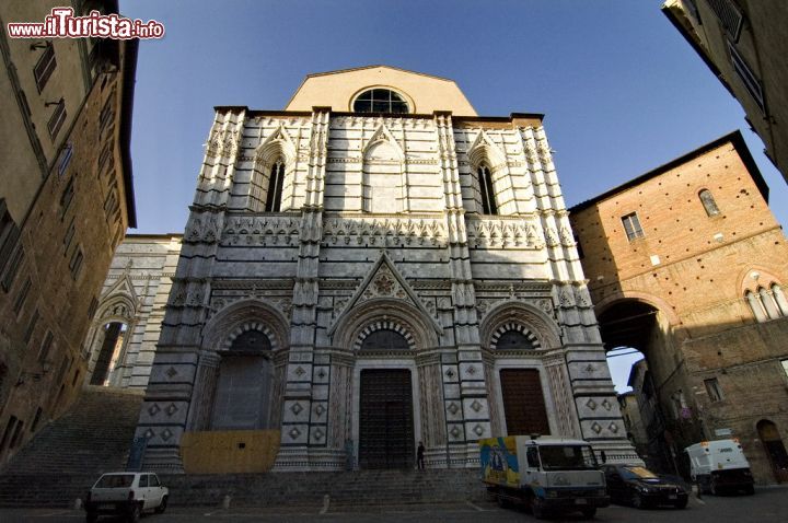 Immagine Il complesso del Battistero di Siena forma un tutt'uno con la Cattedrale cittadina: l'ampliamento del duomo, nella prima decade del 14° secolo, rese necessario la costruzione del nuovo battistero che aveva la funzione di sostenere la zona dell'abside della Cattedrale - © wikipedia.org