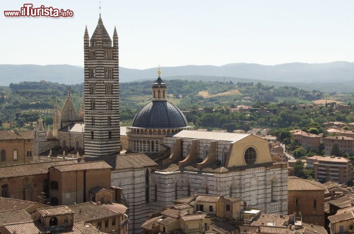 Immagine Il duomo e il Battistero di San Giovanni a Siena, uno splendido complesso architettonico in stile romanico, una perla per tutti gli appasionati d'arte che visitano la Toscana - © Maxim van Asseldonk / Shutterstock.com