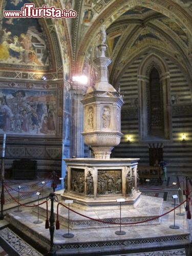 Immagine Il Fonte battesimale del Battistero di Siena è un'opera costruita nei primi anni del 15° secolo. Venne eretto circa un secolo dopo la costruzione dello stesso Battistero di San Giovanni, che fu aggiunto dopo un ampliamento del coro del Duomo  - © wikipedia.org