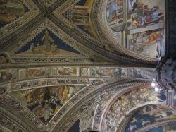 Le volte interne del Battistero di Siena, dedicato a San Giovanni, sono completamente coperte da cicli di affreschi - © wikipedia.org