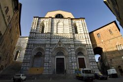 Il complesso del Battistero di Siena forma un tutt'uno con la Cattedrale cittadina: l'ampliamento del duomo, nella prima decade del 14° secolo, rese necessario la costruzione del ...
