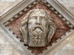 Un particolare della facciata del Battistero di Siena. Rivestita in larga parte in marmo bianco, la costruzione è però rimasta incompiuta - © wjarek / Shutterstock.com ...