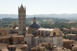 Il duomo e il Battistero di San Giovanni a Siena, uno splendido complesso architettonico in stile romanico, una perla per tutti gli appasionati d'arte che visitano la Toscana - © Maxim ...