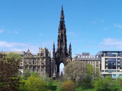 E' un riferimento della skyline di Edimburgo: con i suoi 60 metri di altezza il Walter Scott Monument è vfacilmente visibile da ogni angolo della città scozzese - © clivewa ...