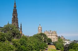 Uno scorcio di edimburgo, in primo piano il Monumento a Sir Walter Scott - © elxeneize / Shutterstock.com