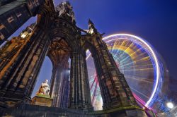 Il sacro e il profano fianco a fianco: il monumento a Walter Scott, il celebre poeta-scrittore scozzese e la grande ruota panoramica a Edimburgo - © Andrea Obzerova / Shutterstock.com ...
